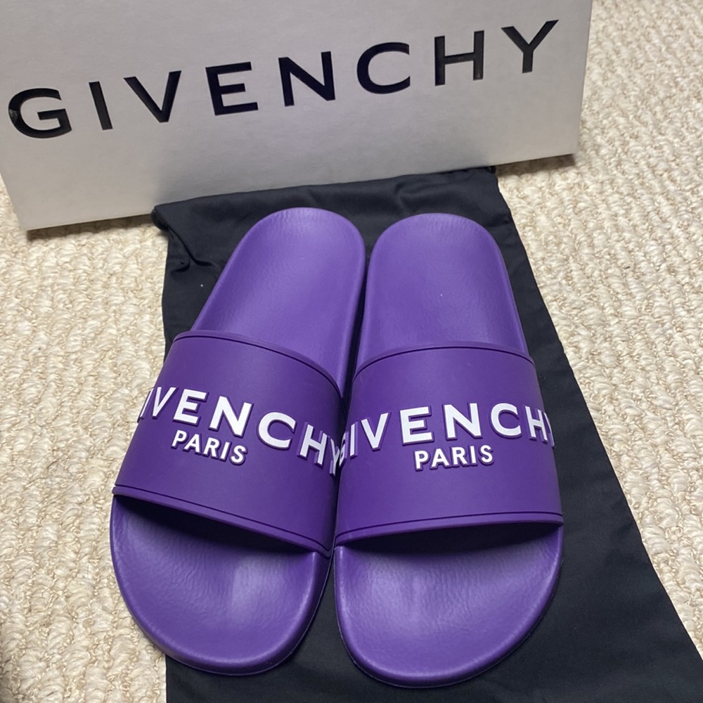 Givenchy pool slides Vegan flat sandals in rubber.
Color: Purple